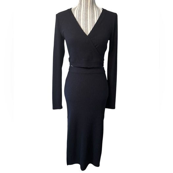 Abercrombie & Fitch Dresses & Skirts - Abercrombie & Fitch Skirt Set S/M
Black Ribbed Wrap Crop Top & Maxi Skirt Stretc